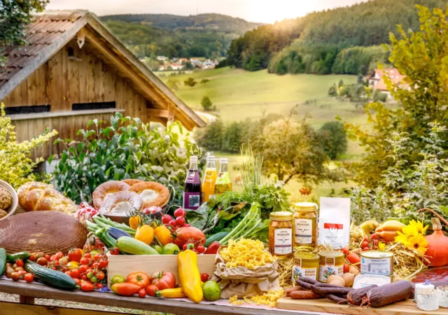 Reich gedeckter Tisch mit verschiedenen Lebensmitteln aus der Region Bayreuth